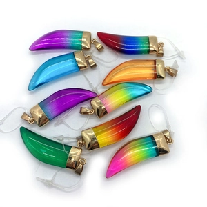 Pendenti peperoncino in cristallo naturale con sfumature arcobaleno e ganci oro