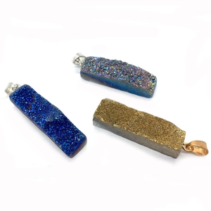 Rechteckige Druzy Kristall Anhänger in Blau, Regenbogen und Gold mit Metallösen
