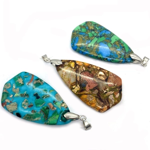 Trois pendentifs en mosaïque de pierre naturelle turquoise et jaune avec bélières en argent