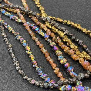 Makroansicht metallischer unregelmäßiger Natursteinperlen für DIY-Schmuck und Anhänger