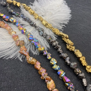 Perline di pietra naturale irregolare in colori oro e arcobaleno per collane fai-da-te
