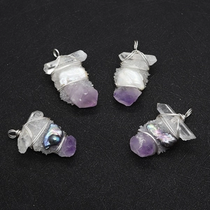 Lot de quatre pendentifs faits main avec améthyste, cristal blanc et perles baroques