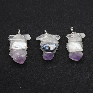 Détail de pendentifs faits main avec améthyste, perle et cristal blanc sertis de fils