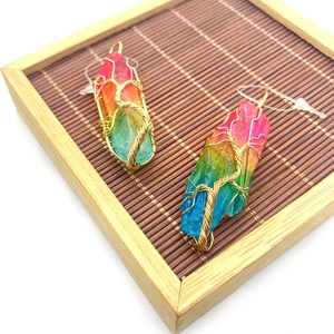 Pendentifs arbre de vie en cristal arc-en-ciel enveloppés de fil doré sur bambou