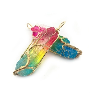 Pendentifs en cristal irrégulier avec dégradé arc-en-ciel et fil doré enroulé