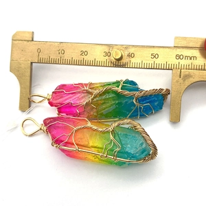 Vue détaillée de la taille du pendentif arbre de vie en cristal arc-en-ciel