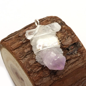 Pendentif artisanal en améthyste et cristal de roche enroulé de fil sur écorce de bois