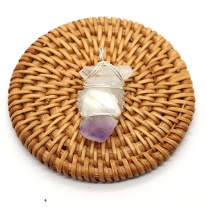 Pendentif irrégulier en améthyste et cristal blanc avec perle et fil d'argent torsadé