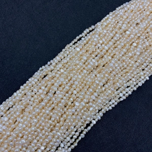 Makro-Detail von natürlichen 4-5mm unregelmäßigen weißen Perlen für DIY-Schmuckherstellung
