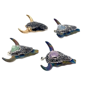 Böhmische Stierschädel-Anhänger mit bunten Natursteinen und glitzernden Strasssteinen