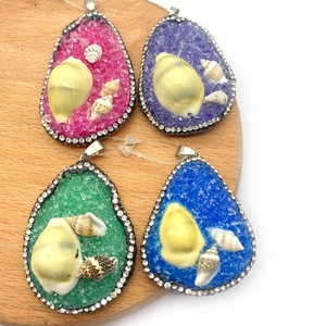 Lot de quatre pendentifs en pierre naturelle en forme de goutte avec coquillages et strass