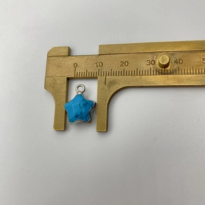 Mesure détaillée d'un pendentif étoile en turquoise bleue avec bélière en métal argenté