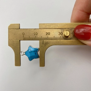 Mesure du pendentif étoile en turquoise de 13mm avec bord argenté et pied à coulisse