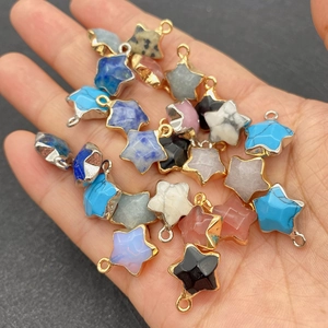 Pendentifs pentagrammes en pierre naturelle aux couleurs variées avec bordure en métal