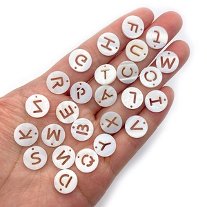 Perles en nacre naturelle de 12mm avec lettres alphabet évidées pour création de bijoux