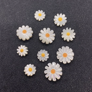 Dettaglio macro di perline a margherita in madreperla bianca per la creazione di gioielli