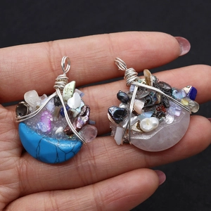 Pendente luna fatto a mano in turchese con filo metallico e dettagli in pietre naturali