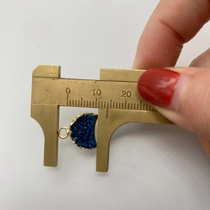 Détail macro d'un pendentif lune druzy 13mm avec bord doré et mesure précise au pied à coulisse