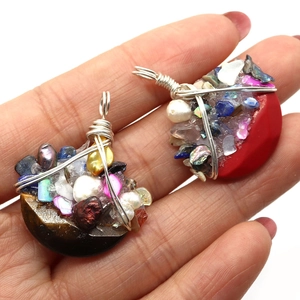 Pendente a mezzaluna avvolto in filo metallico con pietre naturali e dettagli in perla