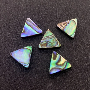Detailansicht von fünf schillernden dreieckigen Abalone Muschelperlen für DIY Schmuck