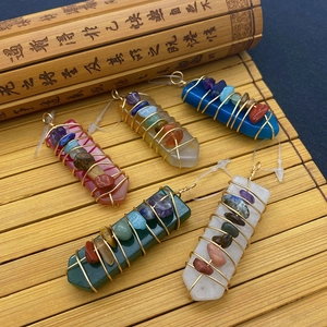 Handgemaakte met draad omwikkelde natuurstenen chakra-hangers in vijf kleuren op bamboe