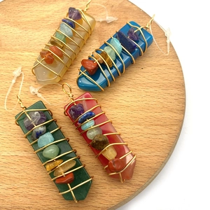 Natuursteen chakra hangers in zwaardvorm met helende kristallen en gouden draad