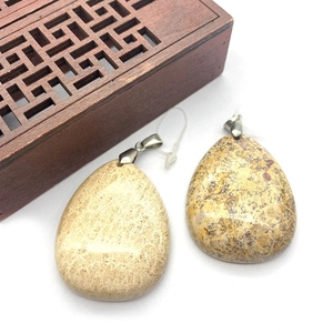 Pendentif en pierre naturelle en forme de goutte avec motifs floraux et fermoir argenté