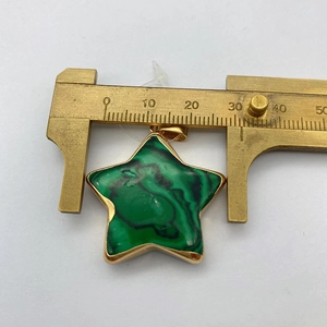 Detailmessung des Malachit-Sternanhängers mit einer Breite von ca. 30 mm am Messschieber