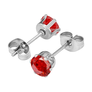 Primer plano de pendientes de plata con circonita roja 5A y engaste de seis garras
