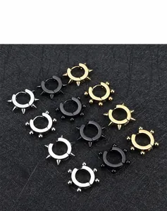 Detail von Creolen aus Edelstahl in Schwarz, Silber und Gold mit Stachel und Perlenanhängern