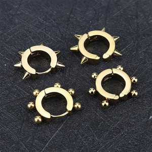 Detailansicht goldener Edelstahl-Ohrringe mit Spikes und Perlen-Textur-Design