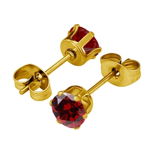 Detalle de pendientes con circonitas rojas y engaste de seis garras bañadas en oro