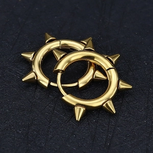 Detail von vergoldeten Punk-Spike-Creolen mit polierter Edelstahloberfläche auf Schwarz