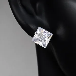 Vue macro détaillée de boucles d'oreilles carrées en zircone argentée sur un modèle d'oreille