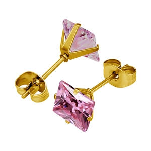 Nahaufnahme goldener quadratischer Ohrstecker mit rosa Zirkonia in Vierklauenfassung