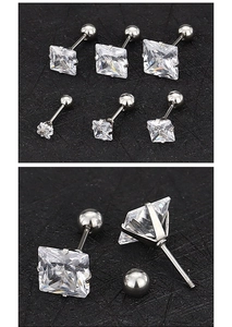 Vue détaillée du fermoir à vis et des différentes tailles de boucles d'oreilles en zircon carré