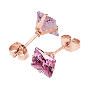 Gros plan de boucles d'oreilles en zircon rose carré avec monture quatre griffes en or rose
