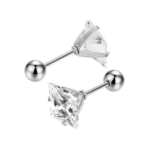 Dettaglio degli orecchini a lobo quadrati in zirconia con chiusura a sfera di sicurezza