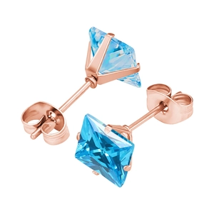 Détail de boucles d'oreilles zircon bleu clair coupe princesse sur or rose 18k