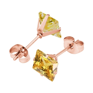 Détail de boucles d'oreilles en zircon jaune carré sur monture à quatre griffes en or rose