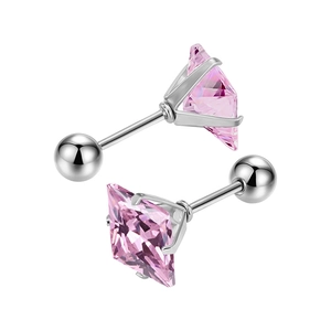 Dettaglio degli orecchini a perno con zircone quadrato rosa e chiusura a vite in argento