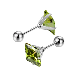 Dettaglio di orecchini con zircone verde quadrato con montatura argento e chiusura a vite