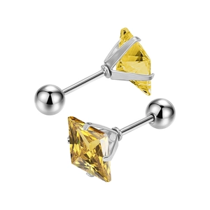 Dettaglio di orecchini con zircone quadrato giallo e chiusura a vite a sfera in argento