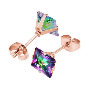 Détail de boucles d'oreilles zircon arc-en-ciel carrées avec monture à 4 griffes rose