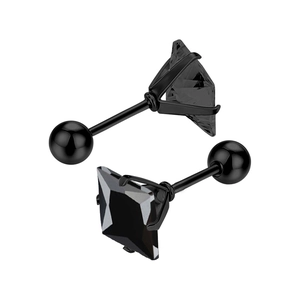 Détail macro de boucles d'oreilles en acier titane noir avec zircon carré et fermoir à boule