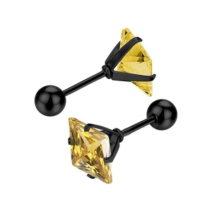 Détail macro de boucles d'oreilles carrées jaunes avec fermoir à vis en acier noir