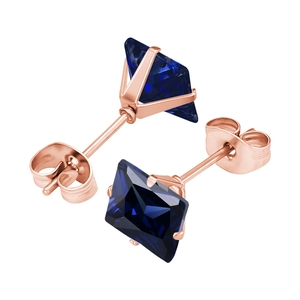 Détail de boucles d'oreilles en or rose 316L avec zircons carrés bleu foncé