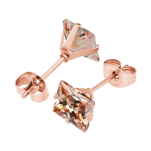 Détail de boucles d'oreilles carrées en zircon or rose avec sertissage à quatre griffes