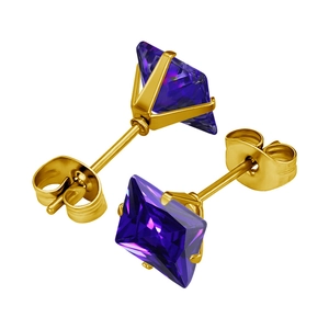 Makro-Detail von lila Zirkonia-Ohrsteckern mit Goldbeschichtung und Vier-Krallen-Fassung