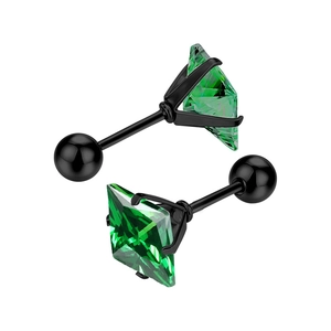 Détail de clous d'oreilles carrés vert émeraude avec fermoirs à vis en acier titane noir
